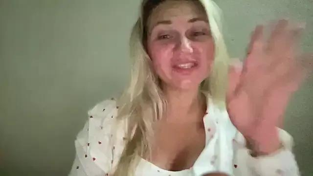 MonicaSweett from StripChat is Freechat
