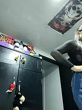 Naiara_Love from StripChat is Freechat