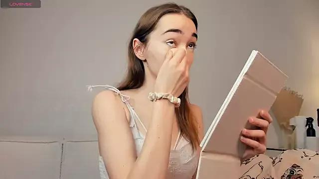 PollyBeev from StripChat is Freechat