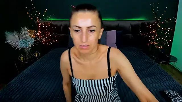 Rebecca_Diamond from StripChat is Freechat