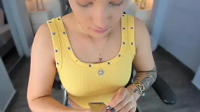 renee_shelby_ from StripChat is Freechat