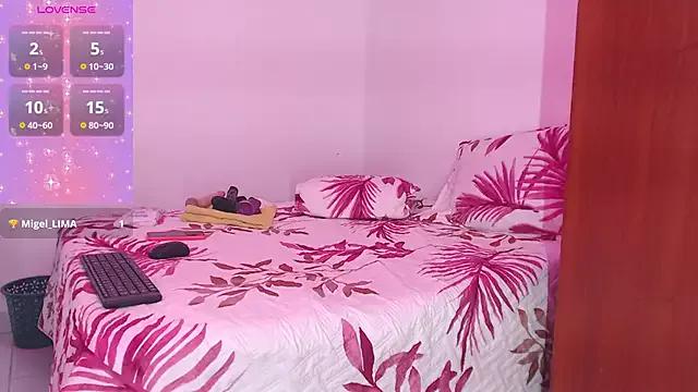 ROOSEQUEEN from StripChat is Freechat