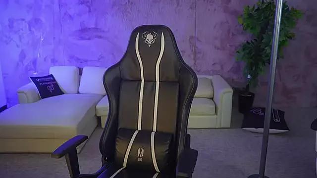 Unleash your urge for fetish cams livestreamers with our pick of steaming hot models, versed in the art of seduction and indulgence.