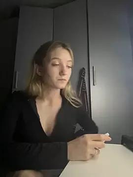 Silverx-Kitty from StripChat is Freechat