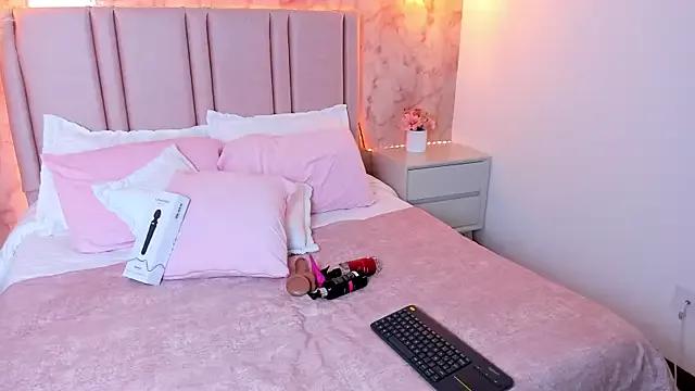 Sophie_Beaumont from StripChat is Freechat