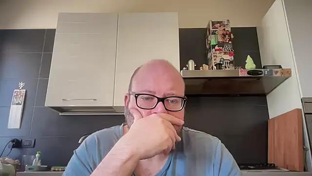 theitalianbear from StripChat is Freechat
