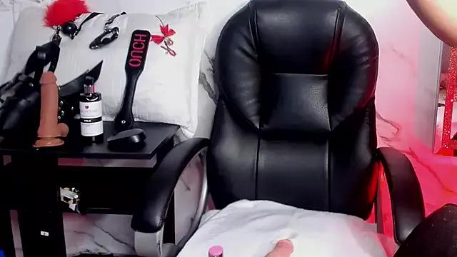 Unleash your urge for fetish cams livestreamers with our pick of steaming hot models, versed in the art of seduction and indulgence.