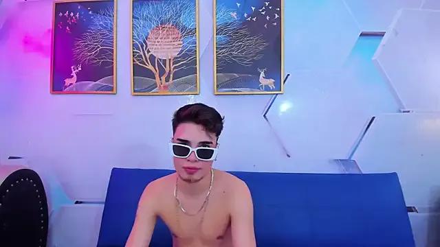 Zheus_little from StripChat is Freechat